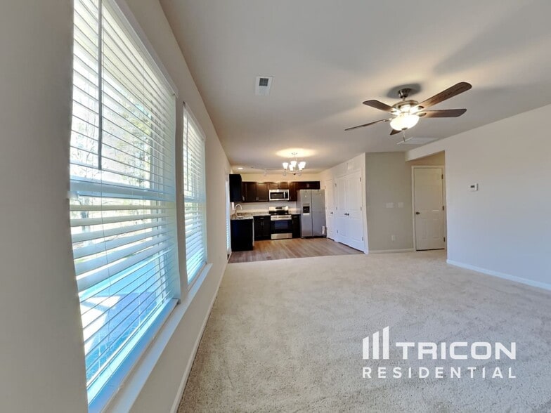 Building Photo - 572 Lakerun Dr