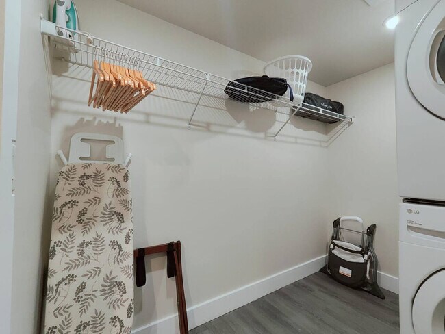 Building Photo - 212 W Roberts Ave