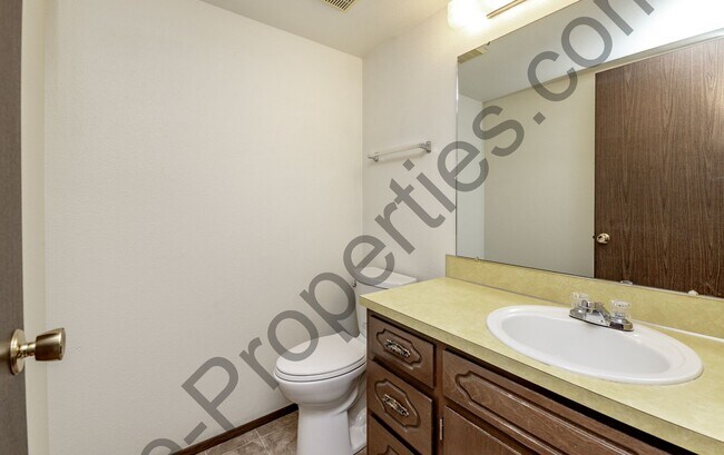 Building Photo - 4 bedroom 2.5 bathroom Home