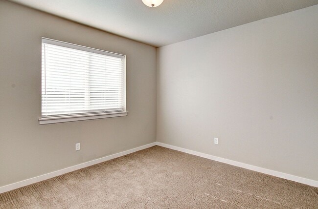 Building Photo - BEAUTIFUL CREEKWOOD TOWNHOME! 3 BR, 2.5 BA