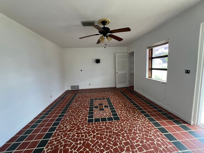 Building Photo - $1,325 ** Annual Lease ** 1 Bedroom / 1 Ba...