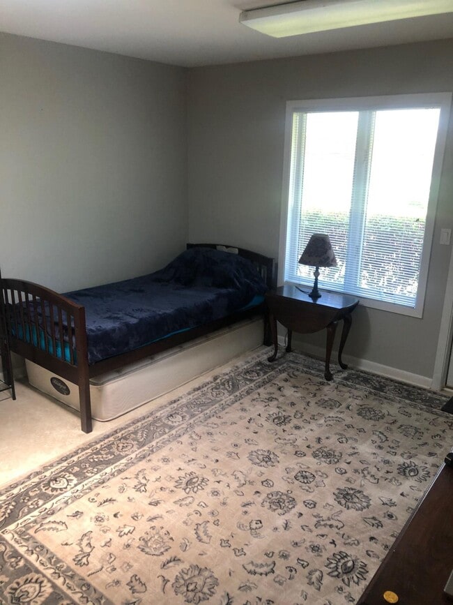 Building Photo - 1548 Glenlake Cir