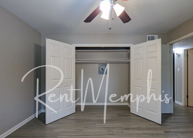 Building Photo - 358 E Pkwy N