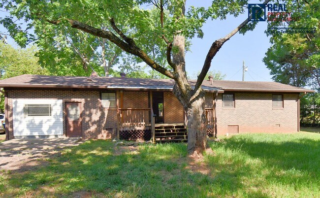 Building Photo - All brick 3BD home PLUS bonus room & back deck, half mile to MTSU!