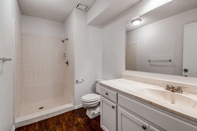 Building Photo - Stylish Half-Duplex in Arlington