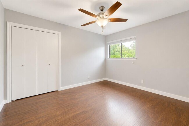 Building Photo - 305 Starbright Dr