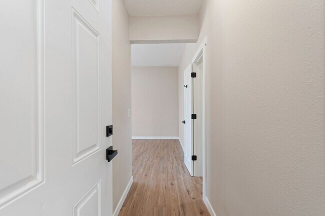 Building Photo - Fully Renovated Studio - Near PDX Airport - MUST SEE!