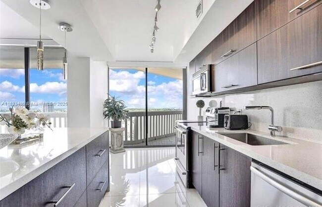 Building Photo - 1000 E Island Blvd