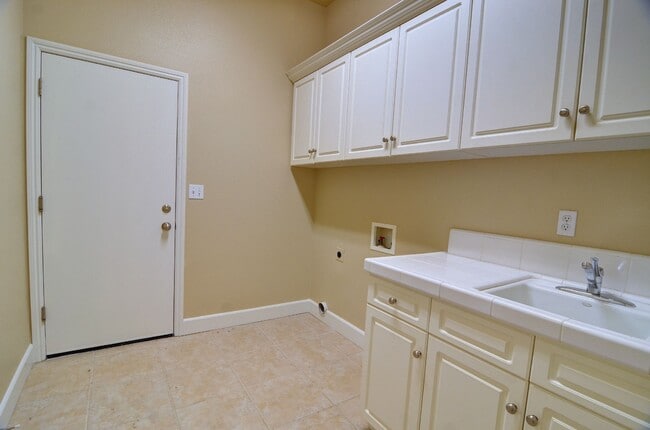 Building Photo - Immaculate Home off of Shepherd & Locan