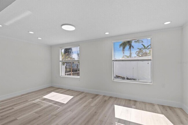Building Photo - 310 Westwinds Dr E