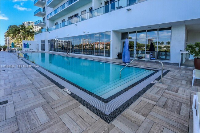 Building Photo - 4010 S Ocean Dr