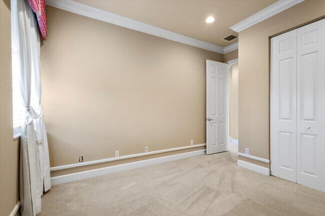 Building Photo - 2335 NW Via Della Ct