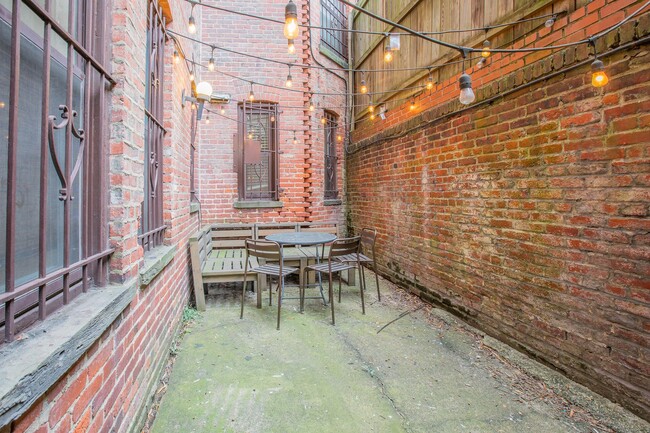 Building Photo - Lovely 2 BR/1.5 BA Apartment in Downtown!