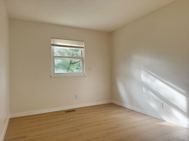 Building Photo - 804-806 N Fairlawn Cir