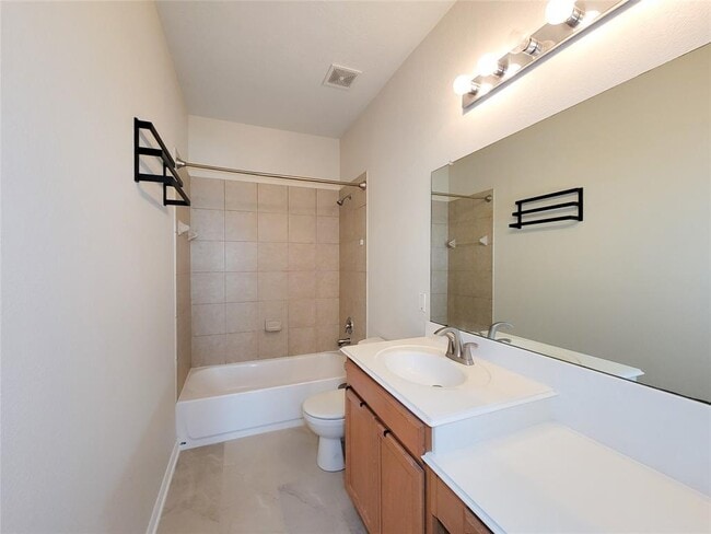 Building Photo - 1610 Pointe Leone