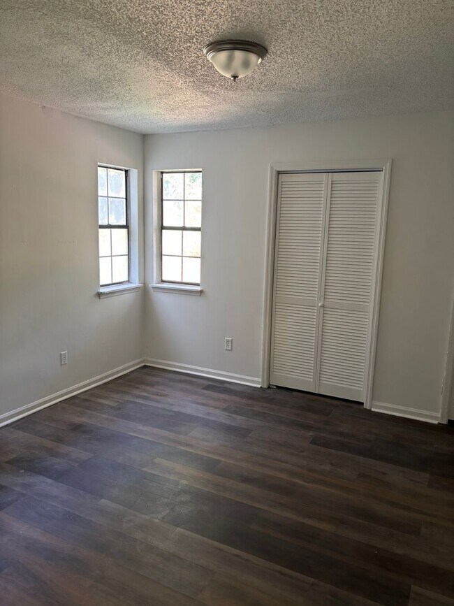 Building Photo - 3 bed 2 bath spacious townhome in ideal area