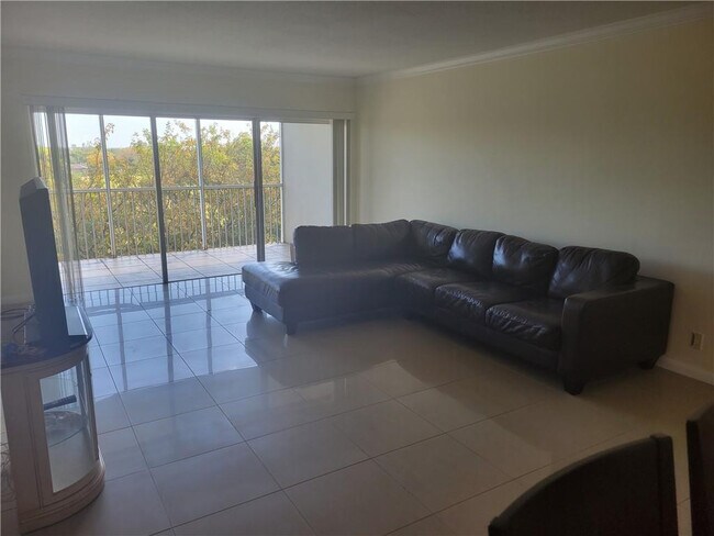Building Photo - 3050 N Palm Aire Dr