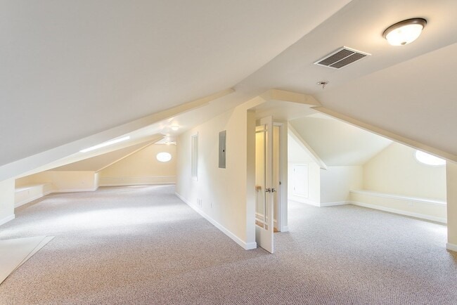 Building Photo - 11 Green St