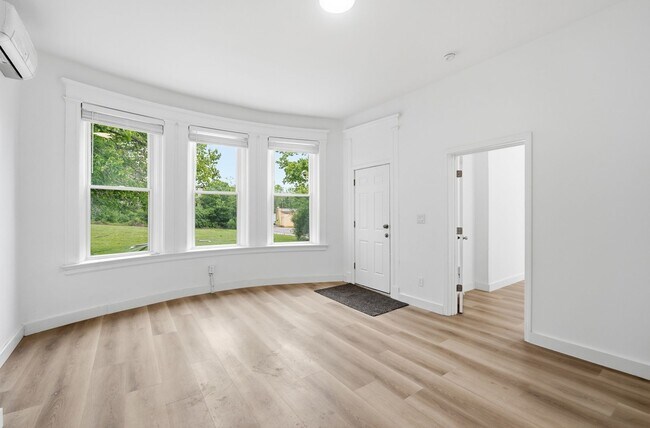 Building Photo - 568 Hale Ave