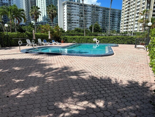 Building Photo - 1440 Brickell Bay Dr