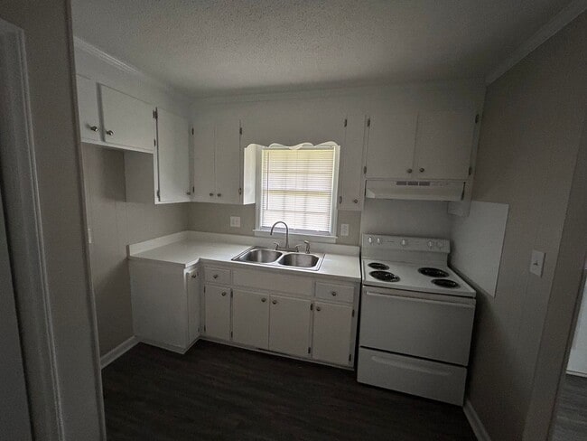 Building Photo - 3 bedroom, two bath home for rent