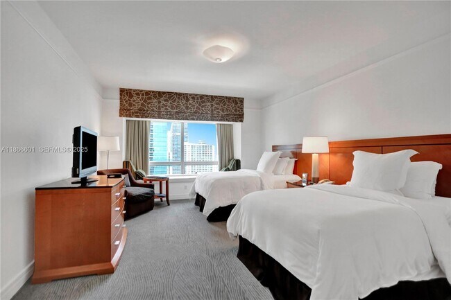 Building Photo - 1435 Brickell Ave