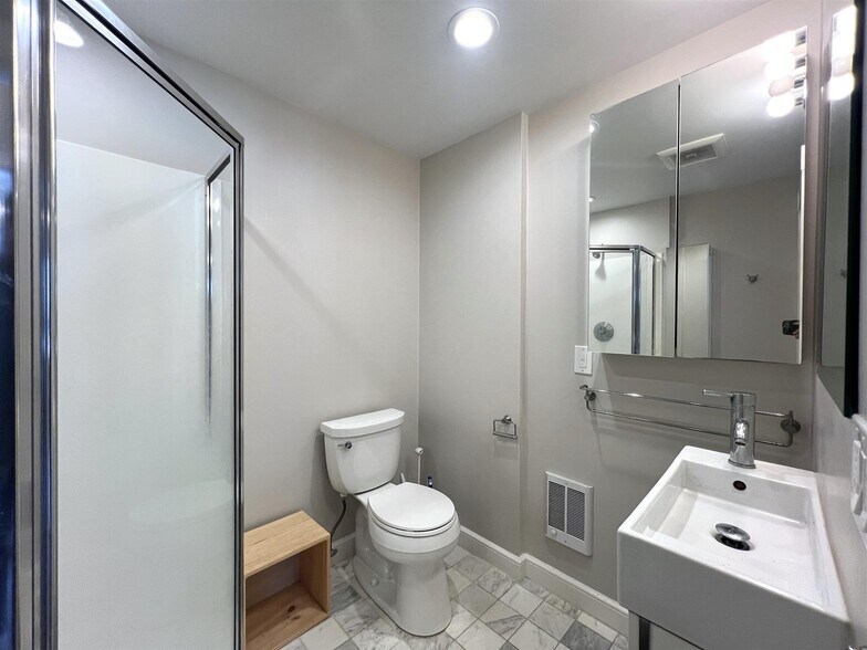 Building Photo - 107 Oxford St