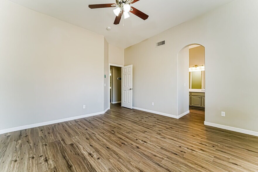 Building Photo - 1534 W Churchill Pl