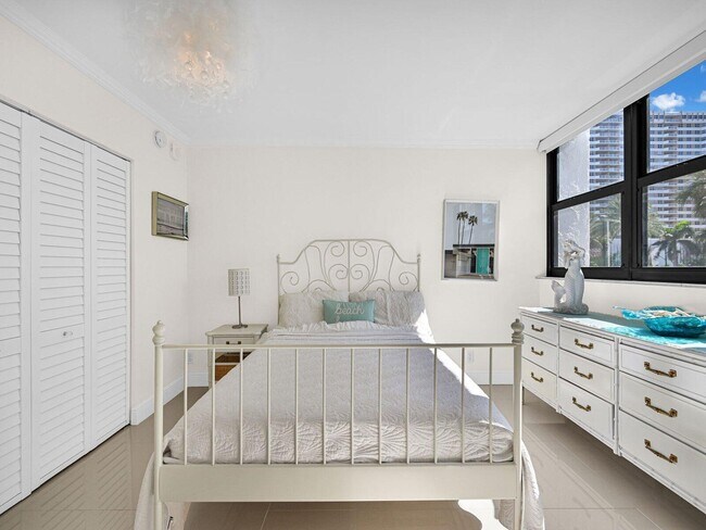 Building Photo - 2049 S Ocean Dr