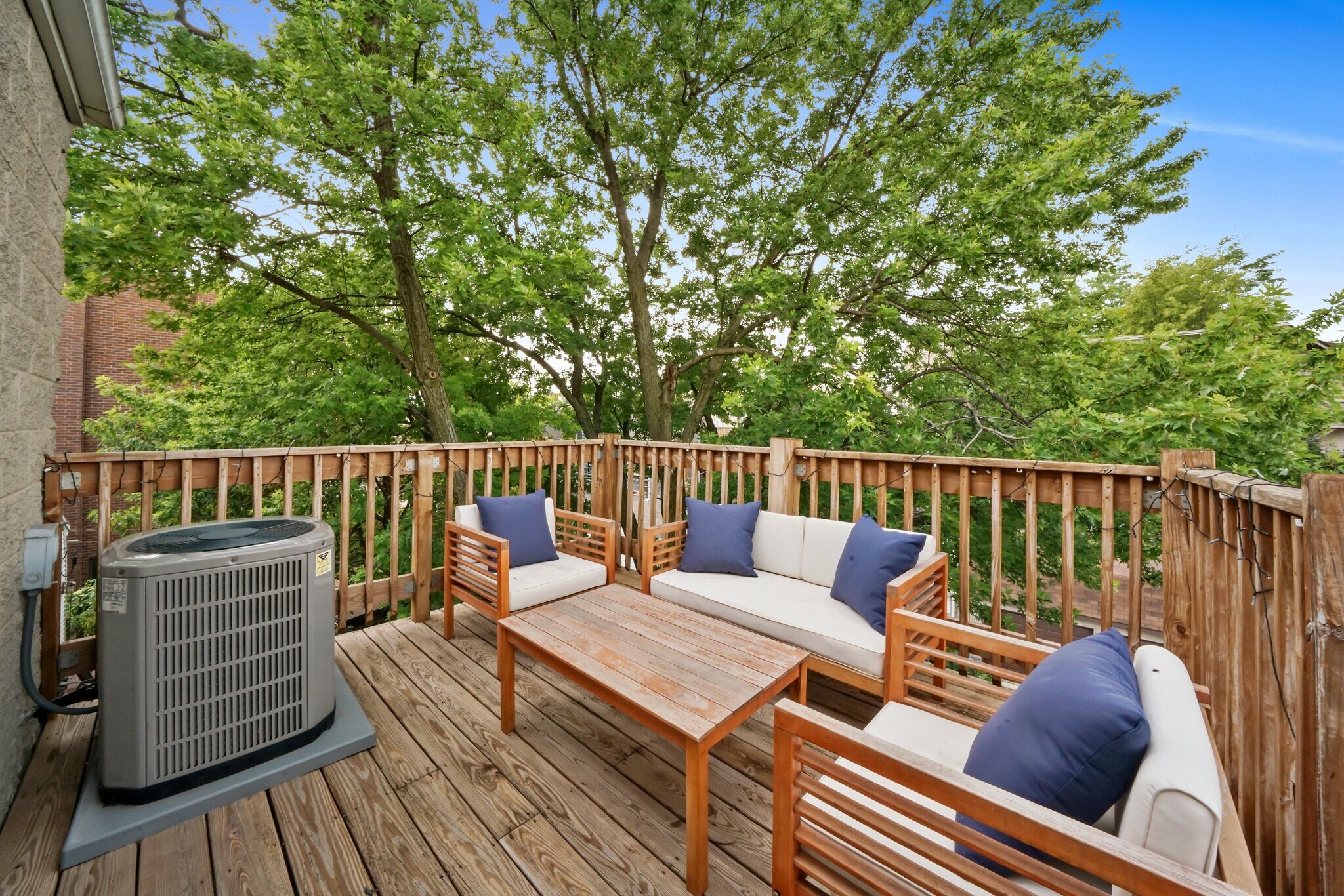 Building Photo - 1028 N Wolcott Ave