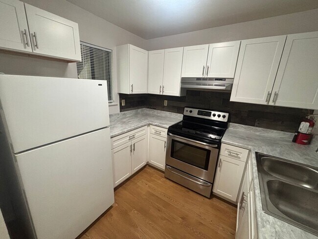 Building Photo - Newly renovated FIRST floor 2/2 - Will go fast