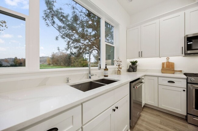 Building Photo - Former Model Home on Golf Course
