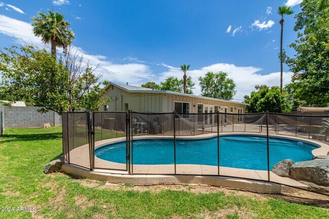 Building Photo - 4128 N 46th Pl