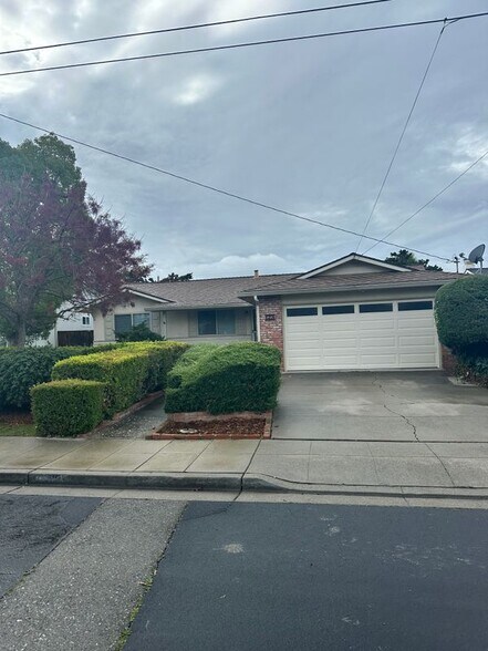 Building Photo - 715 Caliente Ave