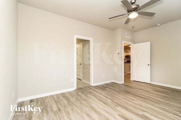 Building Photo - 621 Sophia Wy