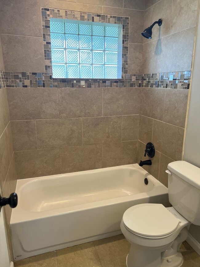 Building Photo - Spacious and recently renovated 4 bedroom