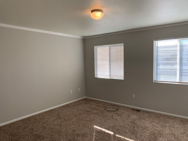 Building Photo - 3 BEDROOM,  2.5 BATHROOM TOWNHOUSE WITH 2 ...