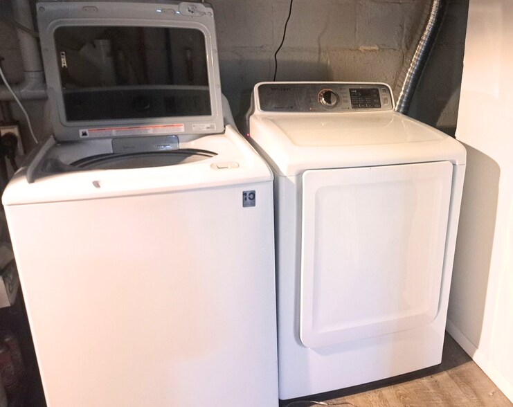 Building Photo - 671 W Clark Rd