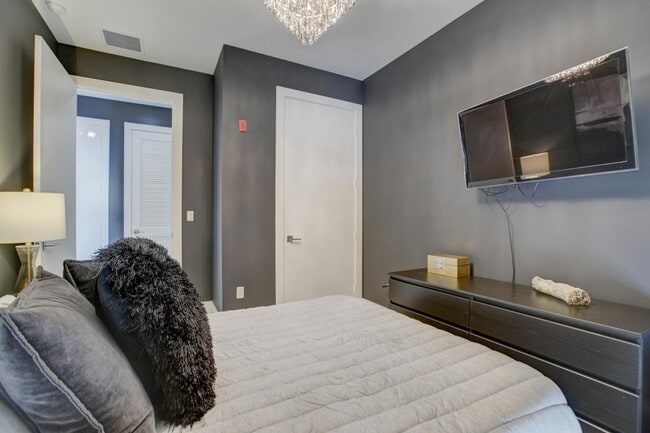 Building Photo - 1045 NE 18th Ave