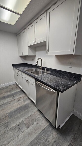 Building Photo - 468 Cherry Ln