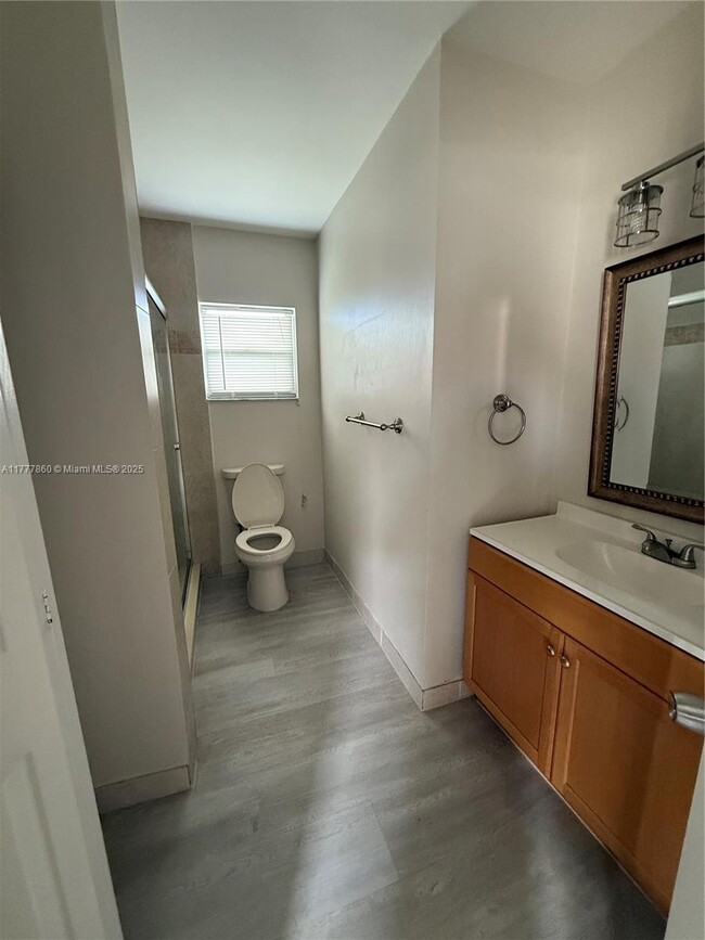 Building Photo - 9961 Three Lakes Cir