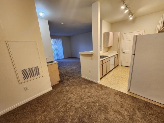 Building Photo - Fantastic, well maintained 2 bedroom condo.