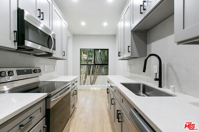 Building Photo - 7229 Willoughby Ave