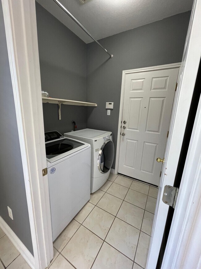 Building Photo - 10312 Yellowstone Dr