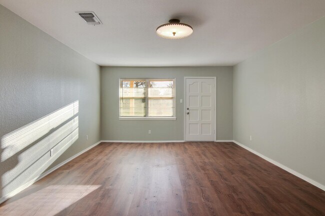 Building Photo - 1822 Greenwood Ln