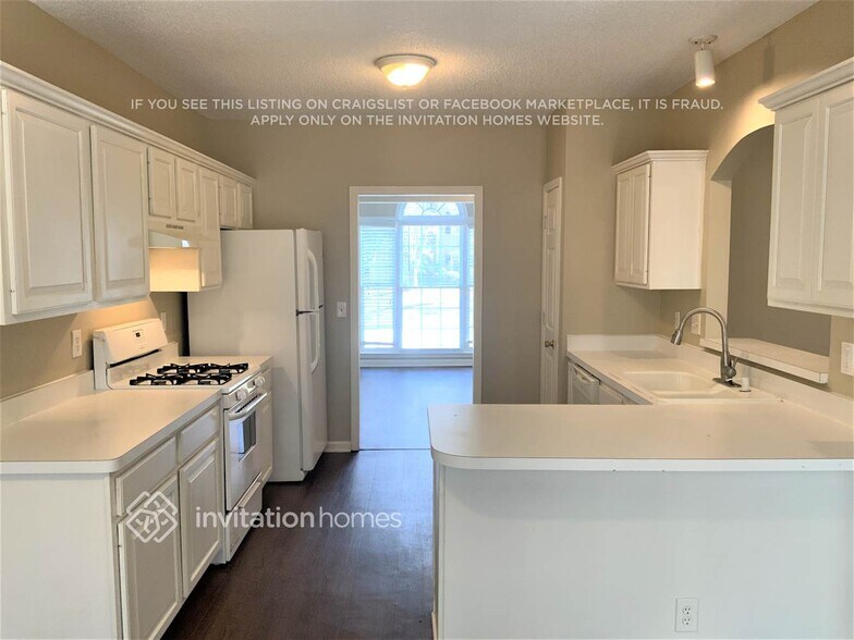Building Photo - 925 Evian Dr NW