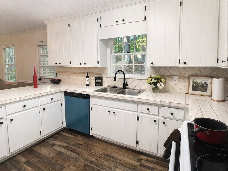 Building Photo - 574 Manning Rd SW