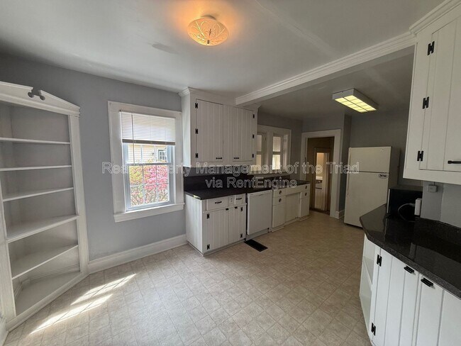 Building Photo - 801 Knollwood St