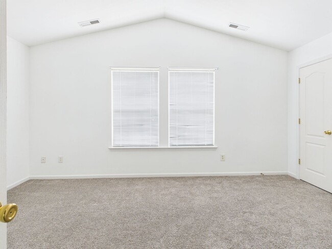 Building Photo - Stunning 4-Bedroom, 2.5-Bathroom Home in t...