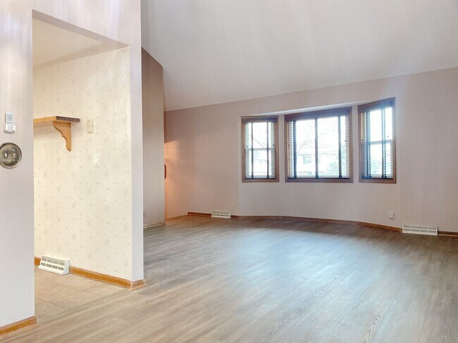 Building Photo - 3BD, 2BTH Bellevue Charmer Ready for YOU, $2,300!!